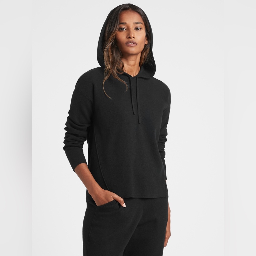 Banana Republic Sweater Hoodie in Black. Size Medium